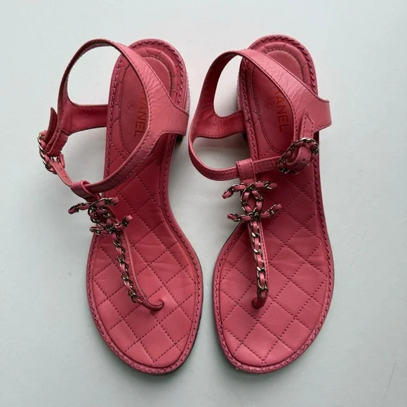 CHANEL Quilted Pink
Interlocking CC Logo T-Strap Sandals
Goatskin Size 38 - Picture 4 of 13